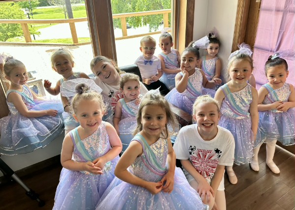 Dancers from early show 2026